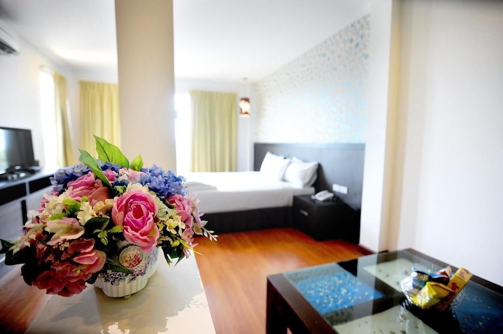 Rhienchai Place Hotel Сурат Тхани Екстериор снимка